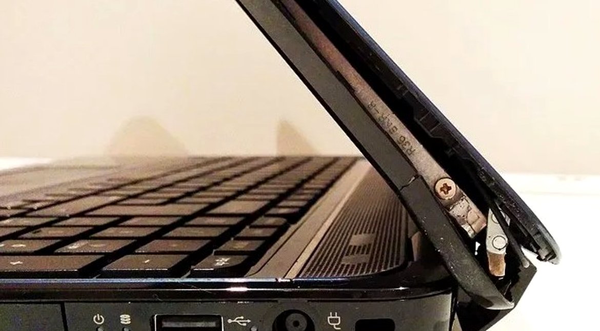 Laptop sa polomljenom šarkom i odvojenim poklopcem ekrana – popravka lepljenjem Novi Sad
