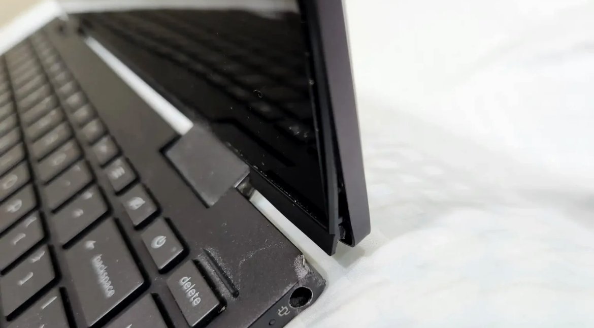 Laptop sa polomljenom šarkom – lepljenje šarki epoxy lepkom, servis Novi Sad
